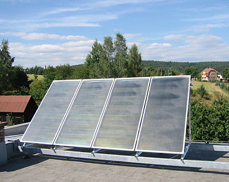 Instalace solárního systému na ploché střeše
