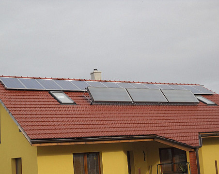 Fotovoltaický a termický solární systém na  střeše RD